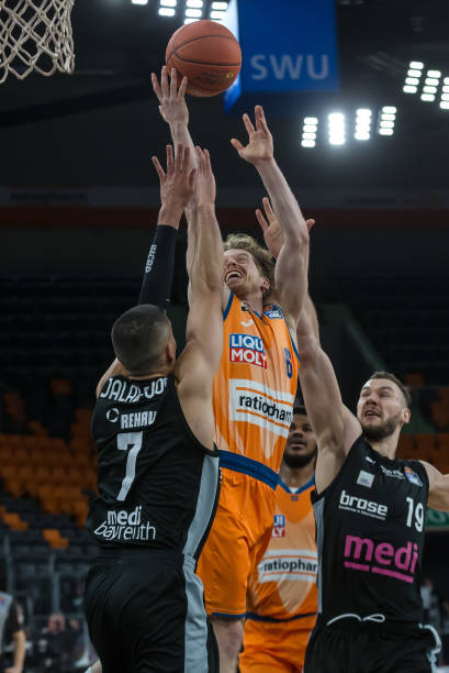 以一记贴地 以一记贴地